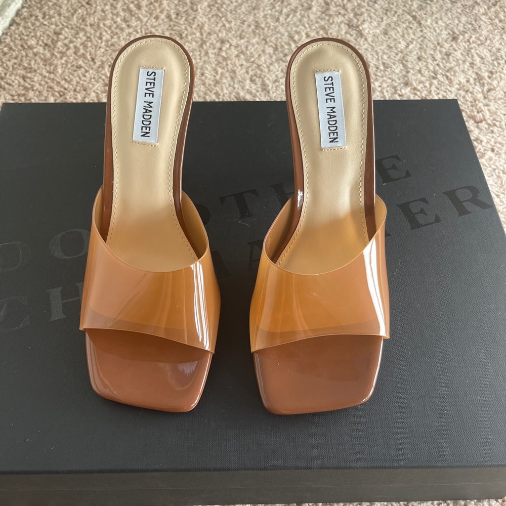 Brand new Steve Madden Syl Heeled Sandal in size 9 brown color